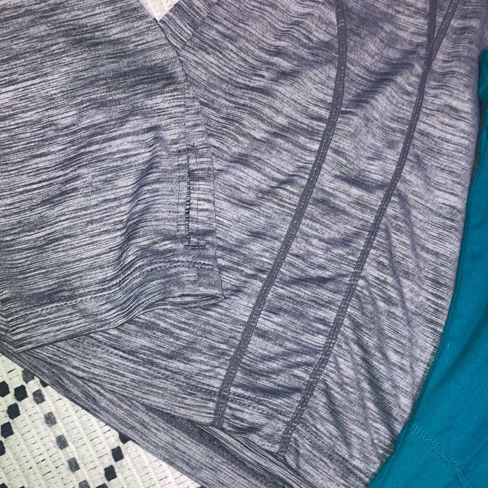 2 Reebok workout shirts - Picture 4 of 6